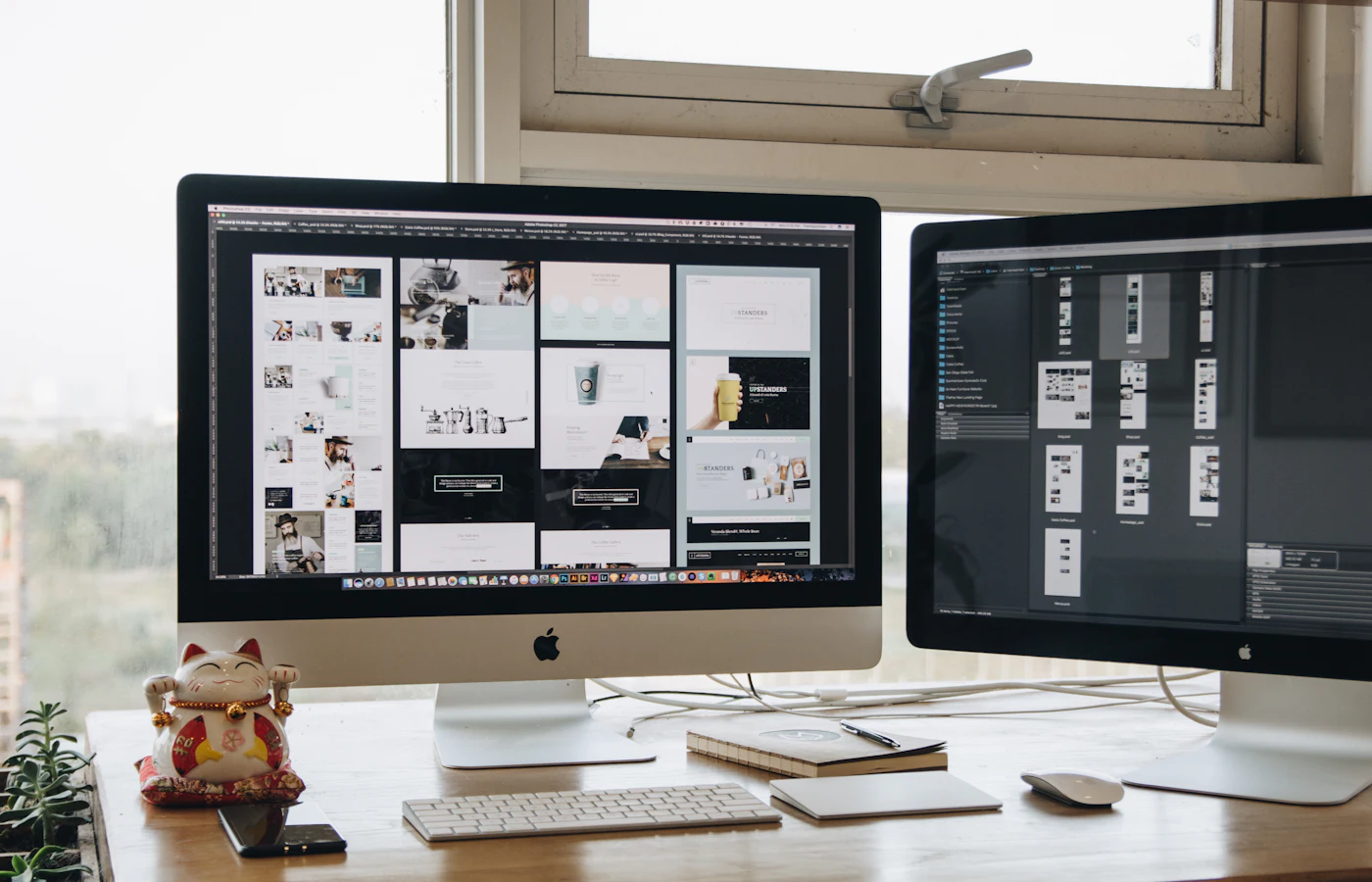 Bureau avec deux écrans affichant des maquettes de sites web